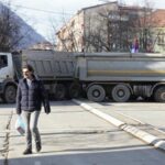 Continúa la eliminación de los bloqueos serbios en el norte de Kosovo