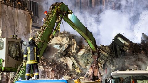 Trabajos de rescate y recuperación tras un ataque ruso en un edificio de apartamentos en Dnipro.