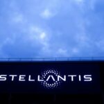 El CEO de Stellantis advierte sobre más cierres de plantas automotrices