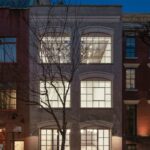 El edificio de Cara en 225 West 13th Street con ventanas arqueadas simples y una fachada de ladrillo color crema