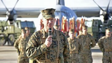 El teniente general James Bierman habla a las tropas en Okinawa