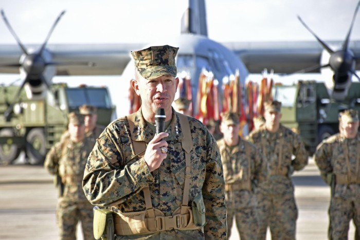 El teniente general James Bierman habla a las tropas en Okinawa