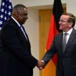 El nuevo ministro de Defensa de Alemania, Boris Pistorius, a la derecha, saluda al secretario de Defensa de Estados Unidos, Lloyd Austin, en Berlín el jueves.