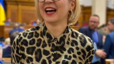 La legisladora ucraniana Inna Sovsun con estampado de leopardo