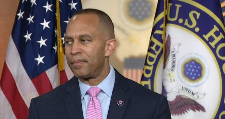 Hakeem Jeffries critica a Kevin McCarthy al nombrar a Schiff y Swalwell para el Comité de Inteligencia