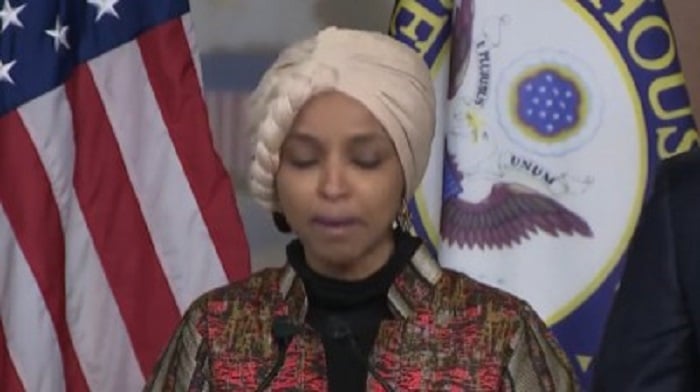 Ilhan Omar se queja de que la expulsión de los demócratas de los comités es una "amenaza para la seguridad nacional"