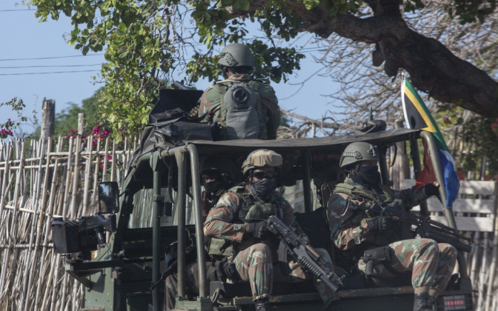 Inician investigación tras video de tropas quemando cuerpos en Mozambique