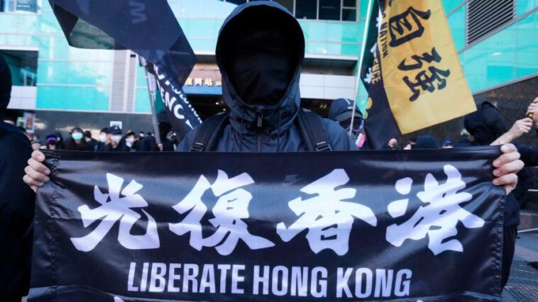 Joe Biden permitirá que los ciudadanos de Hong Kong que enfrentan la represión china permanezcan en EE. UU.