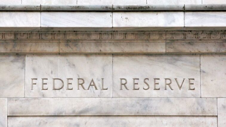 La Fed enfrentará decisiones difíciles mientras persista el estancamiento del techo de la deuda: analistas