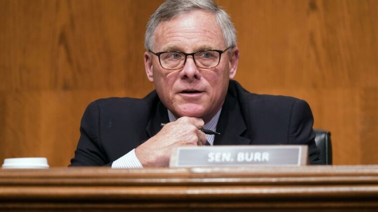 La SEC finaliza la investigación de uso de información privilegiada de Richard Burr