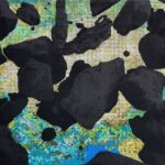Trozos de materia negra similar al carbón flotan sobre un mapa pixelado de azules, verdes y tostados