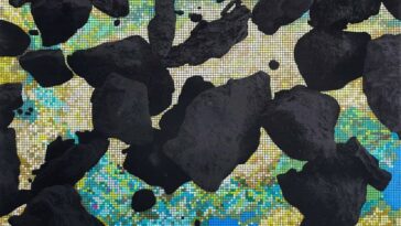 Trozos de materia negra similar al carbón flotan sobre un mapa pixelado de azules, verdes y tostados