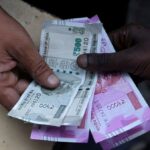 La rupia cae a medida que los temores de crecimiento golpean el sentimiento de riesgo