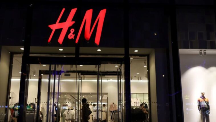 Las ganancias operativas del minorista de moda H&M de septiembre a noviembre caen más de lo esperado