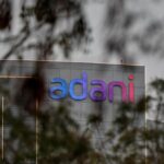 Los banqueros en la venta de acciones de Adani por US $ 2.5 mil millones consideran la demora, el recorte de precios después de la derrota