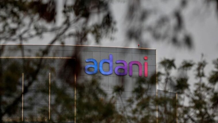 Los banqueros en la venta de acciones de Adani por US $ 2.5 mil millones consideran la demora, el recorte de precios después de la derrota