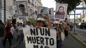 El arzobispo Carlos Castillo celebró el domingo una misa en español y quechua para llorar a los manifestantes muertos en enfrentamientos con las fuerzas de seguridad.