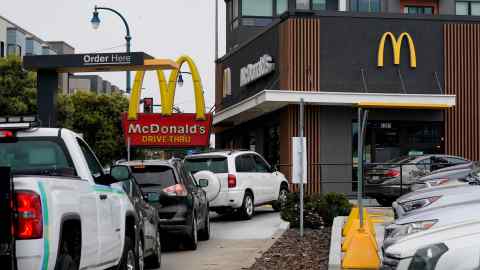 McDonald's acelerará el ritmo de aperturas de restaurantes y mantendrá conversaciones "duras" sobre la dotación de personal