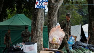 Soldados retiran artículos del campamento en Brasilia el lunes