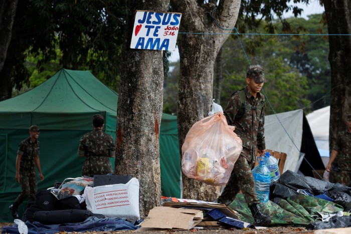 Soldados retiran artículos del campamento en Brasilia el lunes