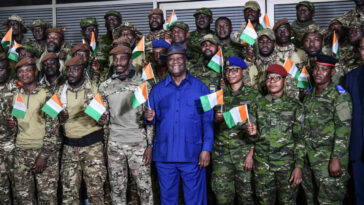 Soldados marfileños indultados llegan a casa después de meses detenidos en Malí