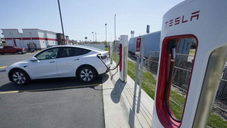 Tesla dice que vendió un récord de 1,3 millones de vehículos el año pasado