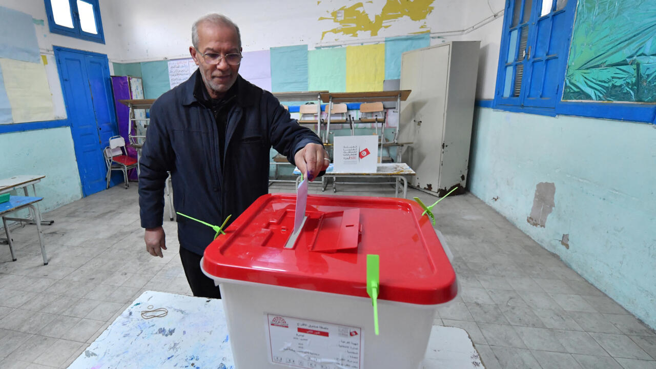 Túnez registra baja participación en la segunda votación para el parlamento con colmillos