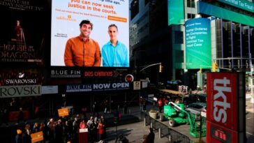Una valla publicitaria en Times Square informa a los neoyorquinos sobre la nueva ley