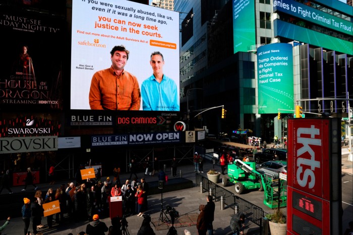 Una valla publicitaria en Times Square informa a los neoyorquinos sobre la nueva ley