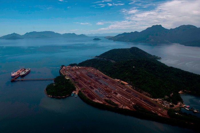 Vista aérea de la terminal de mineral de hierro de la Isla Guaiba, propiedad de Vale