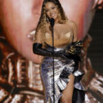 Beyoncé acepta el premio al Mejor Álbum de Música Electrónica/Dance por 'Renacimiento' en el escenario durante la 65ª entrega de los Premios Grammy en Los Ángeles, California.  Imagen: Kevin Winter/Getty Images para The Recording Academy/AFP