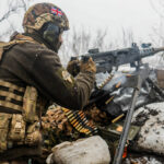 Los intercambios diurnos apenas están tranquilos en Krasnohorivka, en el este de Ucrania.  Mientras CNN estaba presente en las posiciones de la unidad, se abrió con una ametralladora pesada Browning calibre 50, así como con AK47 y granadas propulsadas por cohetes.