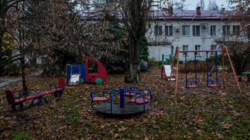 Una vista del patio del hogar infantil regional de Kherson en Kherson, al sur de Ucrania, en noviembre de 2022.