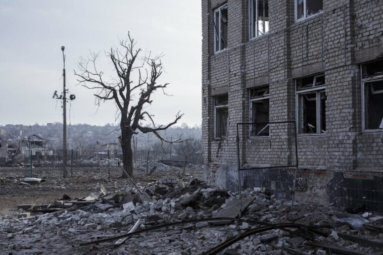 Se ven daños después de los ataques en Bakhmut, Ucrania, el 24 de febrero.