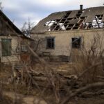 Los bombardeos han causado graves daños al pueblo de Zarichne, cerca de Kreminna.