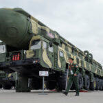 El RT-2PM2, Topol-M, uno de los misiles balísticos intercontinentales más recientes desplegados por Rusia, se ve en la exposición militar internacional rusa Army Expo 2022 en el parque Patriot en Moscú el 20 de agosto de 2022.
