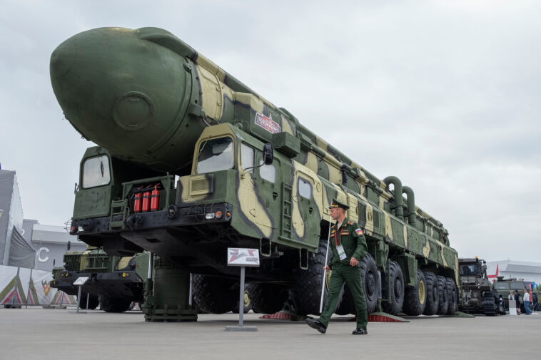 El RT-2PM2, Topol-M, uno de los misiles balísticos intercontinentales más recientes desplegados por Rusia, se ve en la exposición militar internacional rusa Army Expo 2022 en el parque Patriot en Moscú el 20 de agosto de 2022.