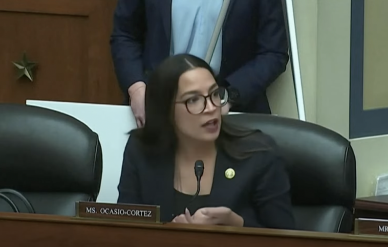 AOC lo pierde durante la audiencia de supervisión de la Cámara, llama a la computadora portátil de Hunter Biden 'medio falsa'