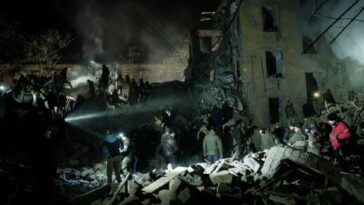Los trabajadores de emergencia rastrean los escombros en busca de sobrevivientes en un edificio de apartamentos destruido en el centro de Kramatorsk el 1 de febrero de 2023.