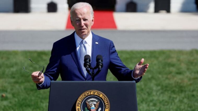 Biden planea prohibir algunas inversiones estadounidenses en China y rastrear otras: fuentes