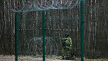 Un guardia fronterizo bielorruso patrulla cerca del cruce fronterizo de Divin entre Bielorrusia y Ucrania el miércoles.