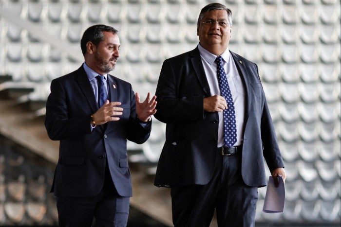 El director general de la Policía Federal de Brasil, Andrei Rodrigues, y el ministro de Justicia de Brasil, Flavio Dino.