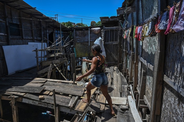 Una mujer camina por la favela Coelho