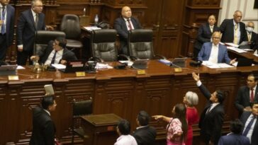 Legisladores peruanos debaten propuestas para adelantar elecciones en el Palacio Legislativo de Lima