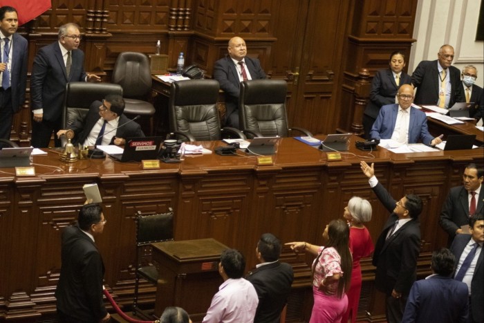 Legisladores peruanos debaten propuestas para adelantar elecciones en el Palacio Legislativo de Lima