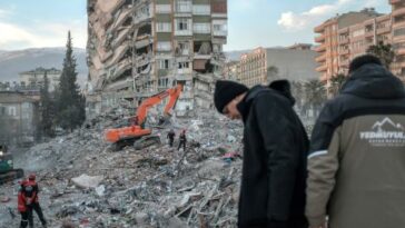 Los rescatistas buscan entre los escombros de un edificio derrumbado en Kahramanmaras después del terremoto mortal.