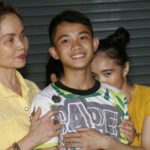 Los familiares de Duangphet Phromthep lo saludan luego de su rescate en julio de 2018.