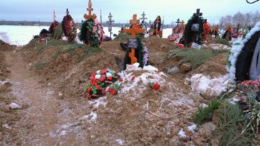 Sevalnev está enterrado en un cementerio en las afueras de Moscú.  Un funcionario separatista ruso le dijo a su esposa que había muerto a causa de las heridas de metralla.