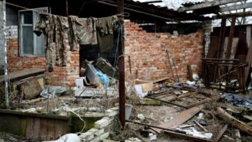 Camoflage se ve colgando de una línea en un edificio en ruinas en el pueblo de Zarichne, en el este de Ucrania.