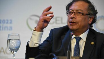 Gustavo Petro de Colombia habla a los medios